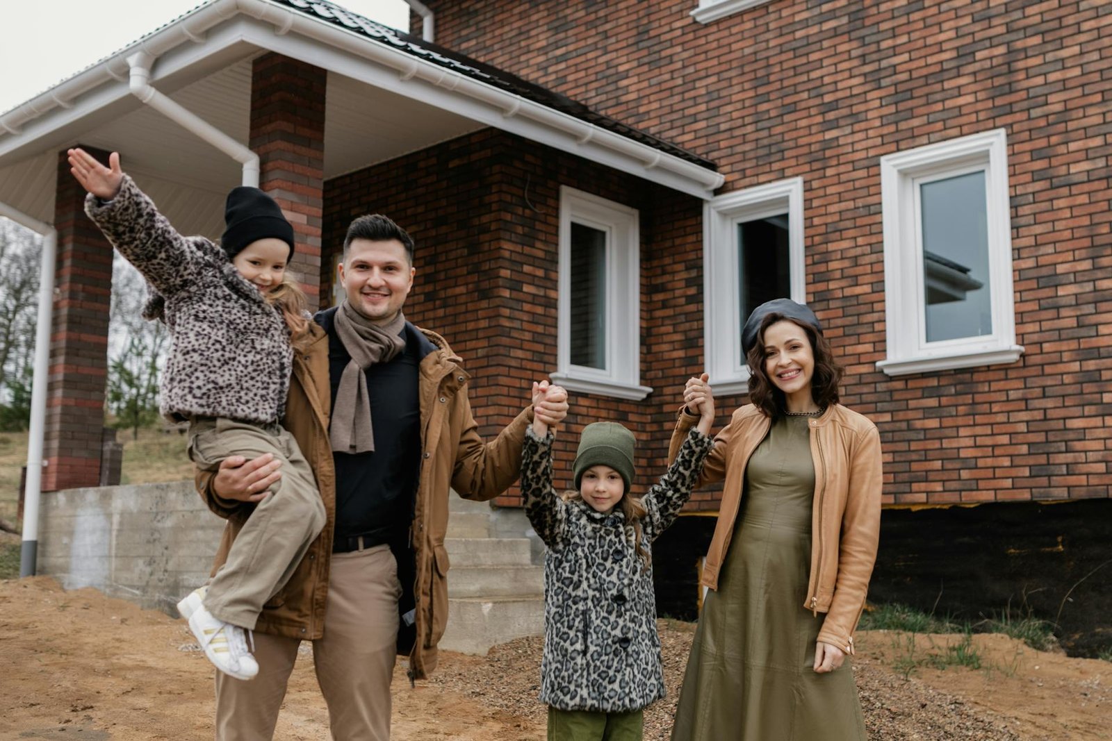 Família feliz e segura em casa